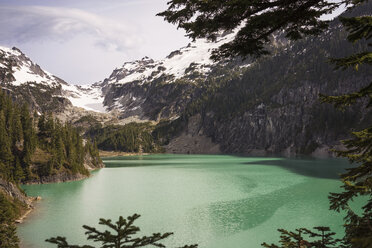 Blick auf den See und den schneebedeckten Berg - CAVF04409