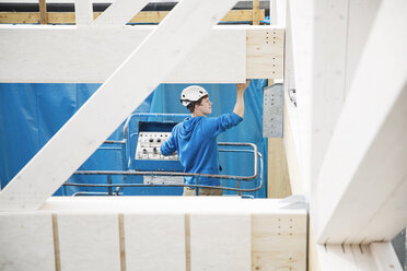 Österreich, Arbeiter am Aufzug, Positionierung der Dachkonstruktion - CVF00277