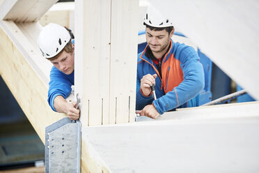 Österreich, Arbeiter reparieren Dachkonstruktion - CVF00278