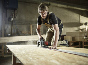 Zimmermann sägt Holz mit Handsäge - CVF00291