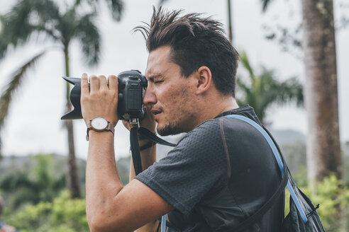 Kuba, Alejaandro de Humboldt National Park, Junger Fotograf beim Fotografieren - GUSF00535