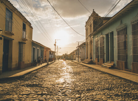 Kuba, Trinidad, Menschen auf der Straße - GUSF00541