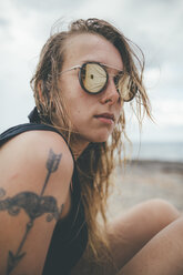Portrait of a young woman with sunglasses and a tattoo - GUSF00545