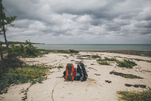 Kuba, Puerto Padre, Bahia de Malagueta, Zwei verlassene Rucksäcke am Strand - GUSF00549