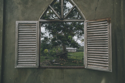 Kuba, Fenster in einer Mauer mit Blick auf den Alejandro de Humboldt-Nationalpark - GUSF00558
