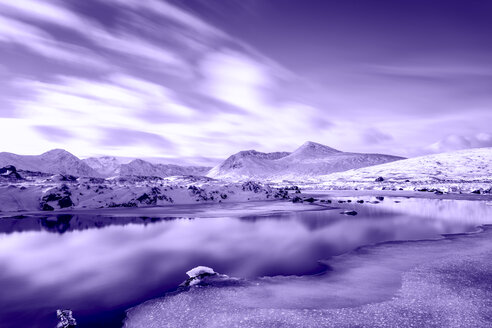 Vereinigtes Königreich, Schottland, Rannoch Moor, Loch Ba und Black Mount Mountain Range im Winter - SMAF00970