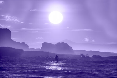 Vereinigtes Königreich, Schottland, East Lothian, Paddle Board Surfing bei Sonnenuntergang - SMAF00976