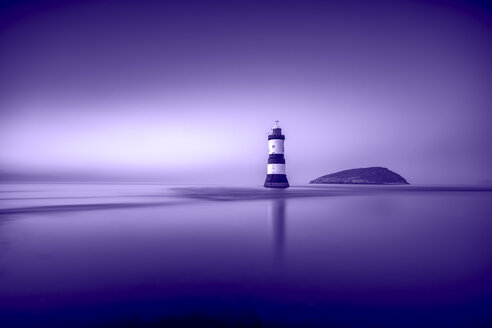 Vereinigtes Königreich, Wales, Anglesey, Penmon, Dinmor Point, Trywn Du Leuchtturm mit Puffin Island im Hintergrund - SMAF00978