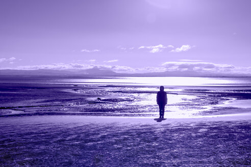 Vereinigtes Königreich, Schottland, Solway Firth, Silhouette einer am Strand stehenden Touristin - SMAF00979