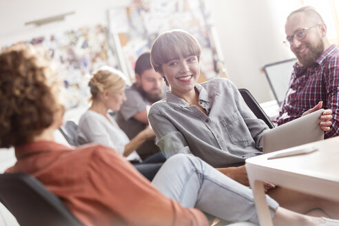 Lächelnde Design-Profis mit digitalem Tablet treffen sich im Büro - CAIF09237