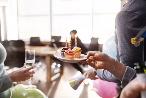 Geschäftsfrauen überraschen Mitarbeiterin mit Geburtstagstörtchen im Konferenzraum - CAIF09293