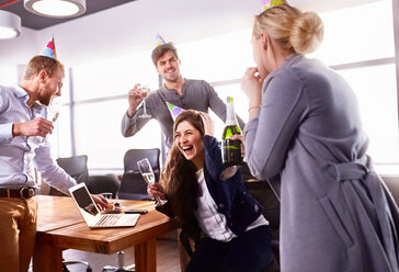 Geschäftsleute trinken Champagner und feiern ihren Geburtstag im Konferenzraum - CAIF09294