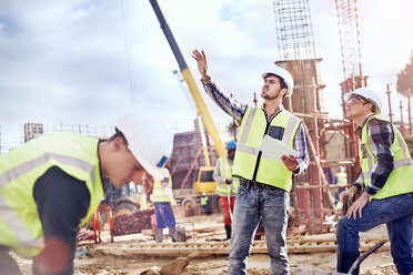 Bauarbeiter im Gespräch auf der Baustelle - CAIF09301