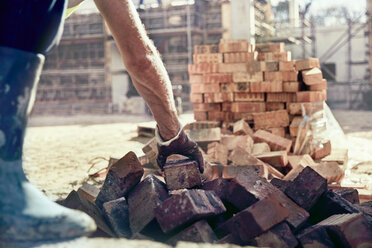 Bauarbeiter bei Maurerarbeiten auf der Baustelle - CAIF09323