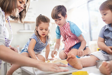 Mutter und Kinder backen in der Küche - CAIF09394