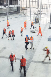 Ingenieure bei der Überprüfung von Bauplänen auf der Baustelle - CAIF09406