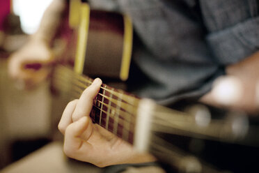 Mittelteil eines Gitarre spielenden Mannes - CAVF04505