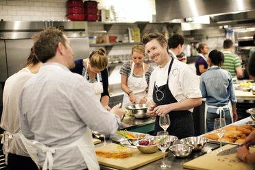 Küchenchef unterrichtet Studenten in der Großküche - CAVF04515