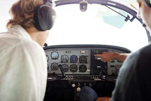 Mechaniker untersuchen das Cockpit eines Flugzeugs - CAVF04551