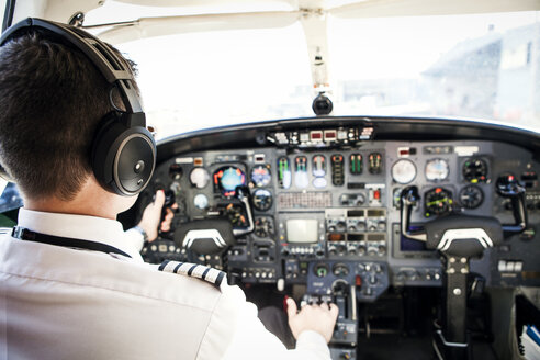 Rückansicht eines Piloten am Steuer eines Flugzeugs - CAVF04571