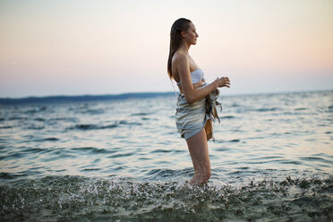 Seitenansicht einer Frau, die wegschaut, während sie im Meer steht - CAVF04657