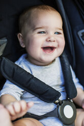 Süßer Junge lachend im Kinderwagen sitzend - CAVF04716
