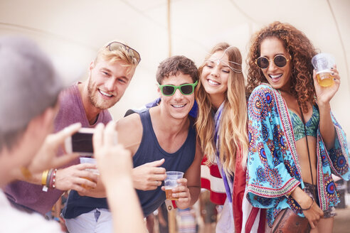 Junge Freunde mit Bier posieren für die Handykamera auf einem Musikfestival - CAIF09441