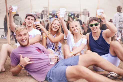 Porträt junger Freunde mit Bier auf einem Musikfestival - CAIF09443