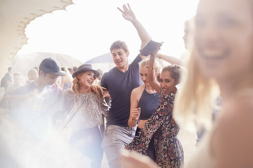 Junge Freunde tanzen auf einem Musikfestival - CAIF09446