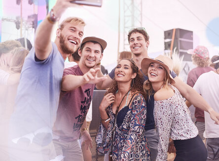 Junge Freunde posieren für ein Selfie auf einem Musikfestival - CAIF09448