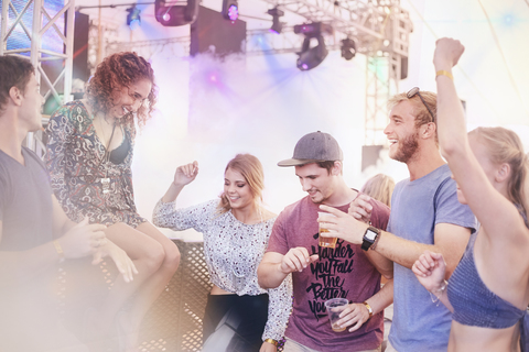 Junge Freunde tanzen auf einem Musikfestival, lizenzfreies Stockfoto