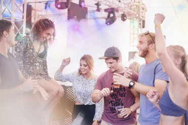 Junge Freunde tanzen auf einem Musikfestival - CAIF09451