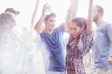 Junges Paar tanzt auf einem Musikfestival - CAIF09454