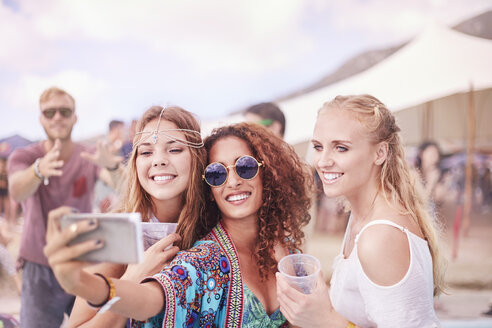 Junge Frauen posieren für ein Selfie auf einem Musikfestival - CAIF09455