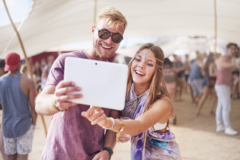 Junges Paar macht Selfie mit digitalem Tablet bei Musikfestival - CAIF09462