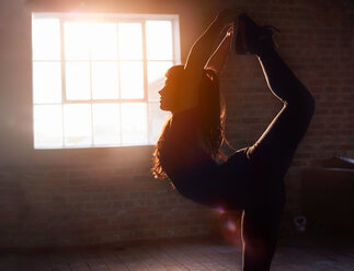 Silhouette weibliche Tänzerin Stretching üben Yoga König Tänzerin Pose im Studio - CAIF09482