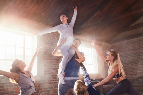 Junge Tänzer tanzen im Studio, lizenzfreies Stockfoto