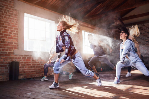 Junge Frauen Hip-Hop-Tänzerinnen tanzen im Studio - CAIF09498