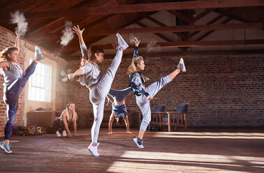 Junge Hip-Hop-Tänzer mit Puder tanzen im Studio - CAIF09524