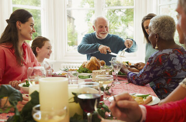 Eine multiethnische Familie genießt das Weihnachtsessen - CAIF09531