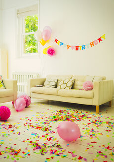 Geburtstagsschild, Luftballons und Konfetti im Wohnzimmer - CAIF09554