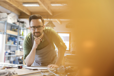 Porträt selbstbewusster Künstler bei der Arbeit im Atelier, lizenzfreies Stockfoto