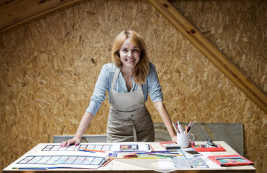 Porträt lächelnder Glasmaler bei der Arbeit im Atelier - CAIF09603