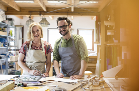 Porträt lächelnder Glasmaler bei der Arbeit im Atelier, lizenzfreies Stockfoto