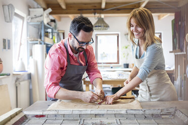 Künstler der Glasmalerei arbeiten im Atelier - CAIF09621