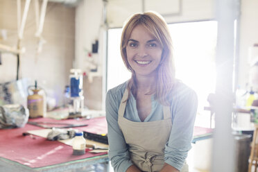 Porträt lächelnder Künstler im Atelier - CAIF09632