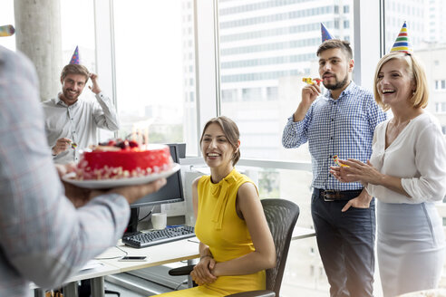 Geschäftsleute feiern Geburtstag mit Kuchen im Büro - CAIF09715