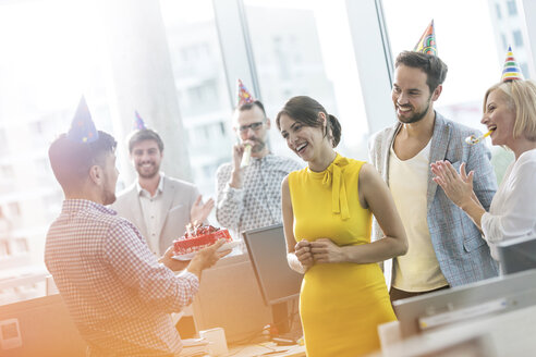 Geschäftsleute feiern Geburtstag mit Kuchen im Büro - CAIF09717