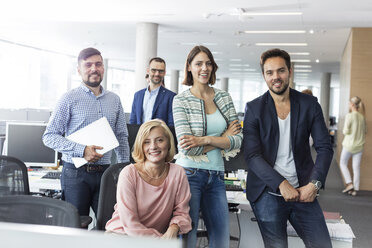 Portrait lächelnde Geschäftsleute im Büro - CAIF09719