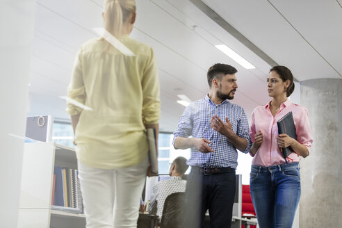 Geschäftsleute reden und gehen im Büro - CAIF09726